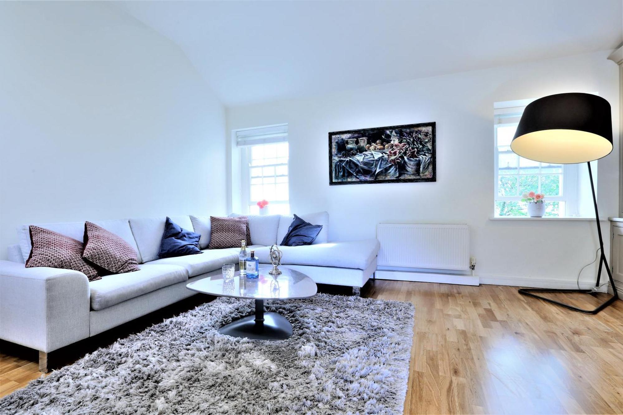 Vakantiehuis A Luxurious City Centre White Regency Townhouse With Terrace & Patio