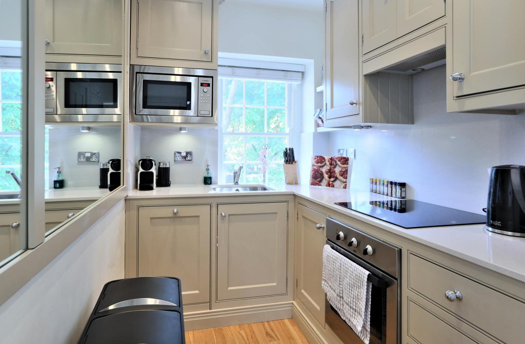 A Luxurious City Centre White Regency Townhouse With Terrace & Patio Vakantiehuis